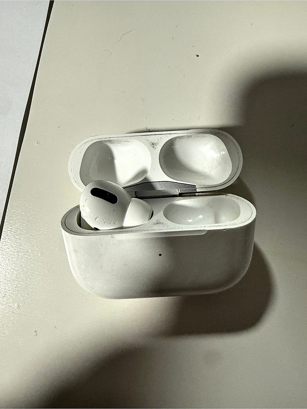 Apple AirPods Pro 1st gen White *(CHARGING ISSUES & MISSING AIRPOD)